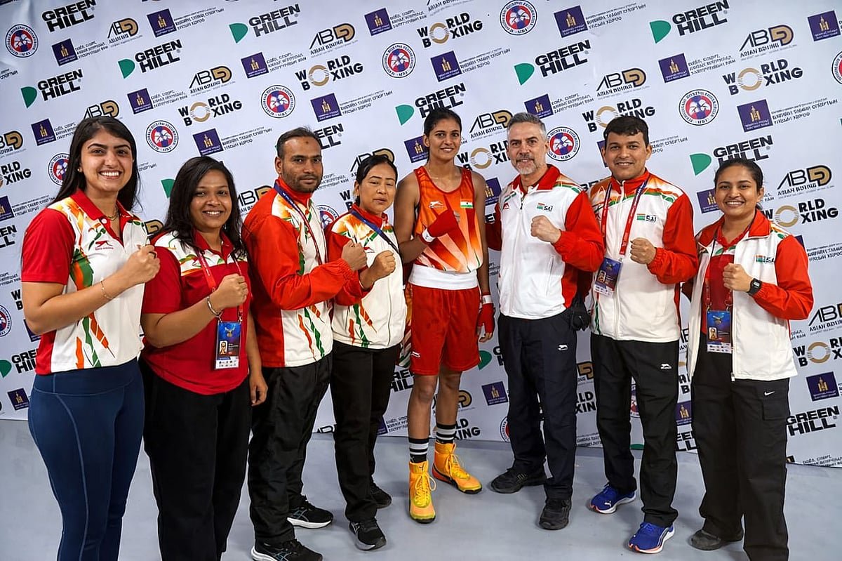 Jaismine Lamboria (centre) with head coach Santiago Nieva and rest of the support staff