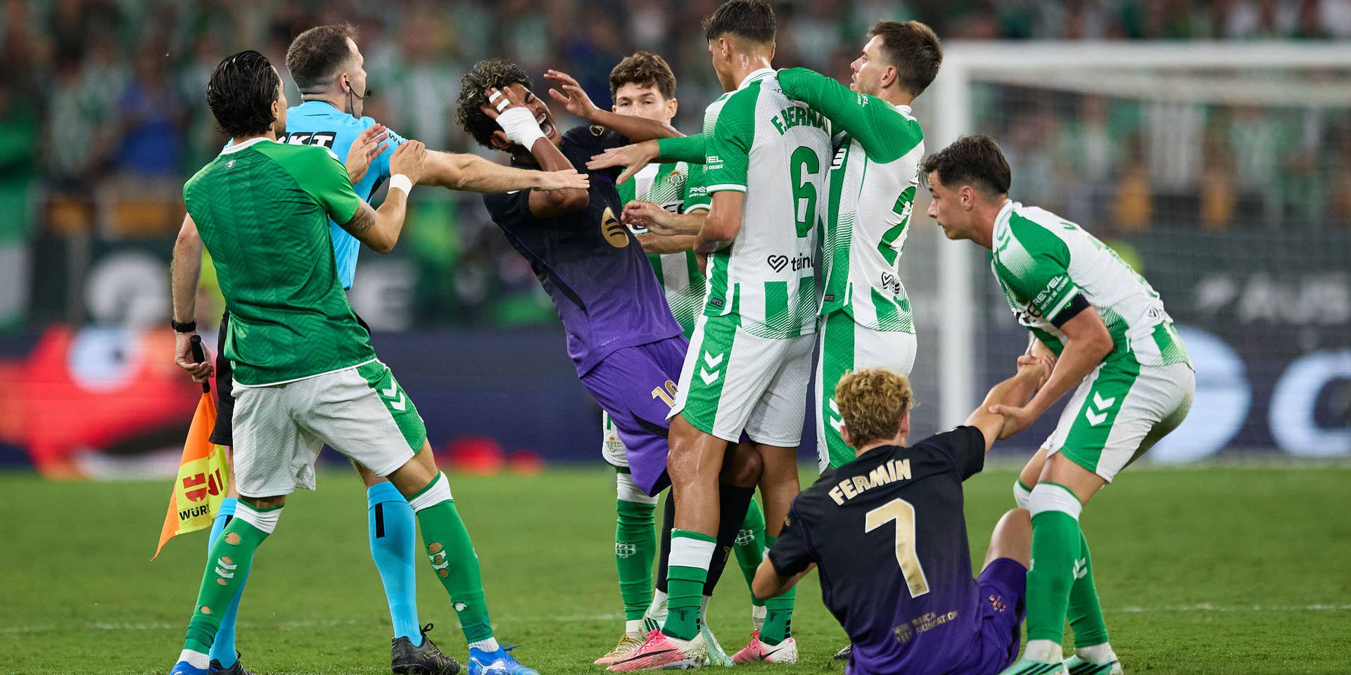 Eskalation auf dem Platz: Nach einer Rangelei mit Lamine Yamal kochen bei Betis Sevilla die Emotionen hoch. Die Szene endet mit Rot für Facundo Bernal.