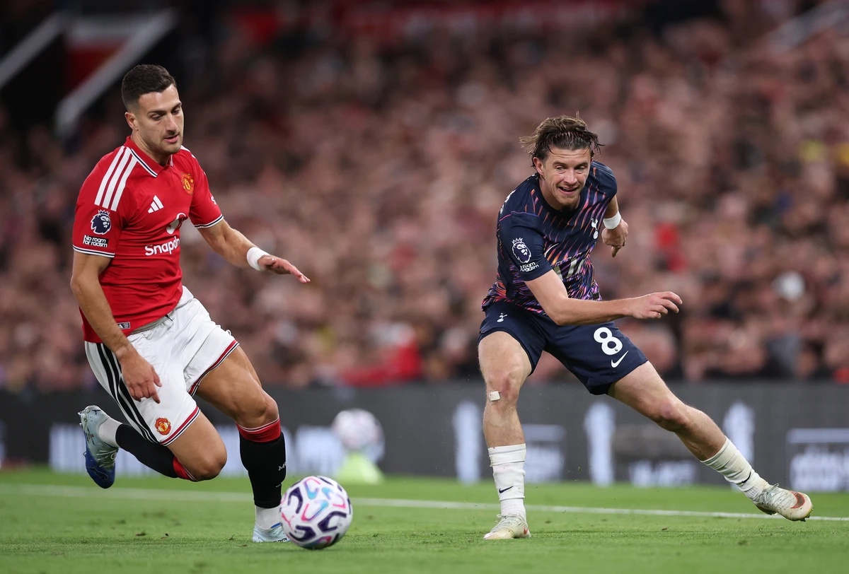epa13294989 Conor Gallagher of Tottenham (R) in action against Diogo Dalot of Manchester United (L) during the English Premier League match Manchester United against Tottenham Hotspur, in Manchester,  ...