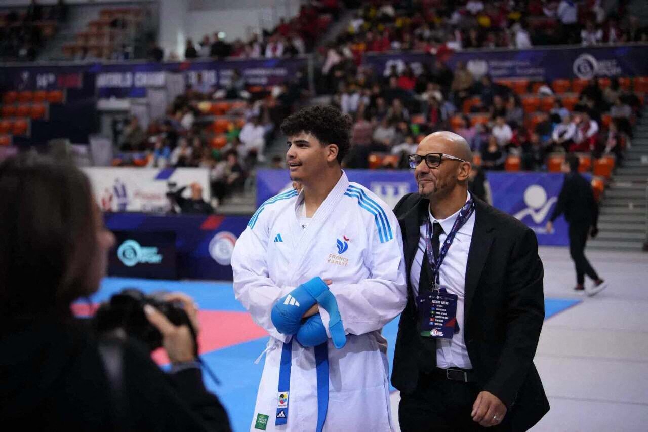 Ici aux côtés de son père et entraîneur Cherif Tadjer, Adam Tadjer (KEA) a décroché la médaille de bronze aux Mondiaux espoirs des +84 kg