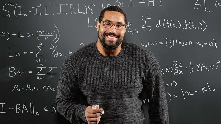 O ex-jogador da NFL e matemático John Urschel em atuação acadêmica (Reprodução/MIT). (Reprodução)