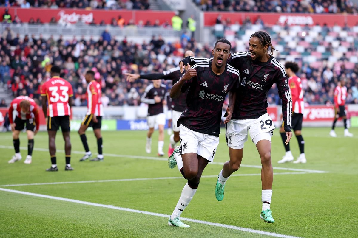 BRENTFORD, ENGLAND - OCTOBER 17: Alexander Isak of Liverpool celebrates scoring his team’s second goal with teammate Bradley Barcola during the Premier League 2026/27 match between Brentford and Liverpool FC at Gtech Community Stadium on October 17, 2026 in Brentford, England. (Photo by Justin Setterfield/Getty Images)