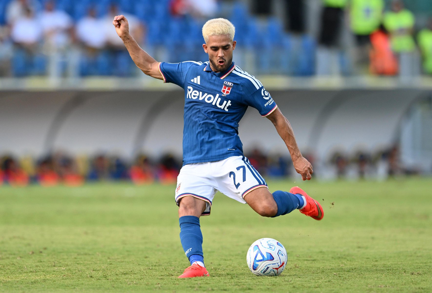 FROSINONE, ITALY - SEPTEMBER 20: Yan Bueno Couto of Como 1907 plays the ball during the Serie A match between Frosinone Calcio and Como 1907 at Stadio Benito Stirpe on September 20, 2026 in Frosinone, Italy. (Photo by Giuseppe Bellini/Getty Images)