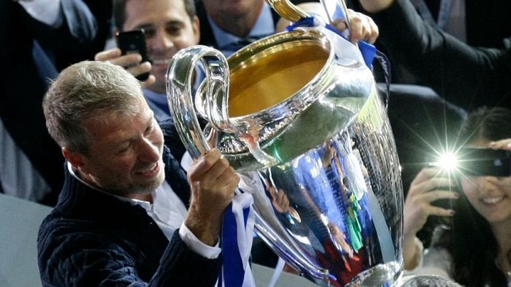 Chelsea owner Roman Abramovich lifts the UEFA Champions League trophy after winning the final soccer match against Bayern Munich at the Allianz Arena in Munich, May 19, 2012. REUTERS/Michaela Rehle (GERMANY - Tags: SPORT SOCCER)
