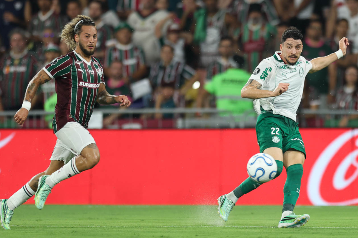 Jogadores de Palmeiras e Fluminense correndo e olhando para a bola