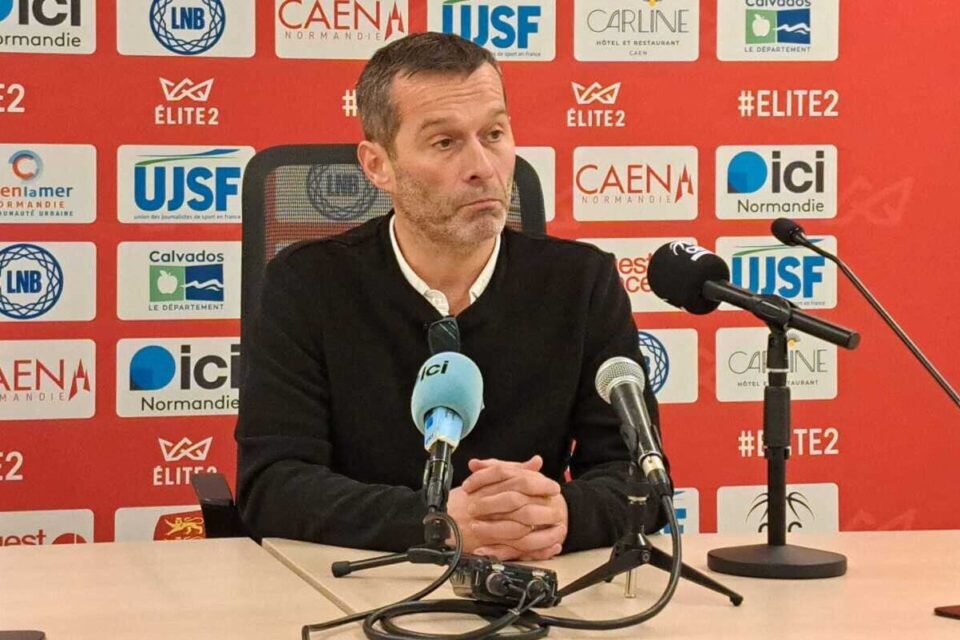Jean-Baptiste Lecrosnier, coach du Caen BC, ne cache pas sa frustration lors de la défaite de son équipe face à Quimper (72-81).