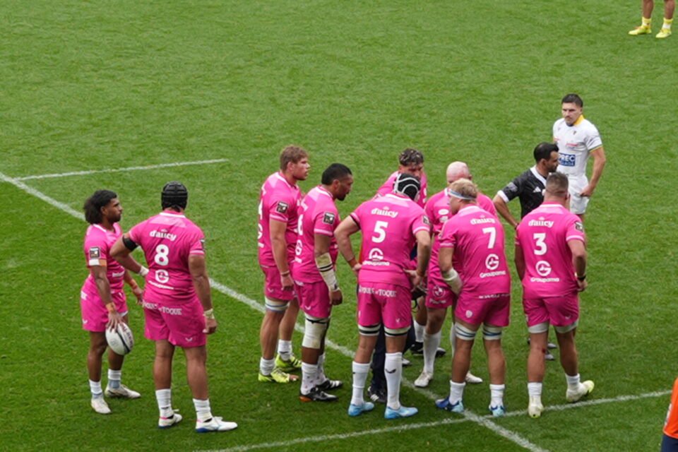 Première victoire de la saison pour le RC Vannes le 24 octobre 2026 en Top 14. Les Bretons battent Clermont sur le fil (27-26). Le RCV reste invaincu avec le maillot rose. Ce dernier sera mis aux enchères pour Octobre Rose.