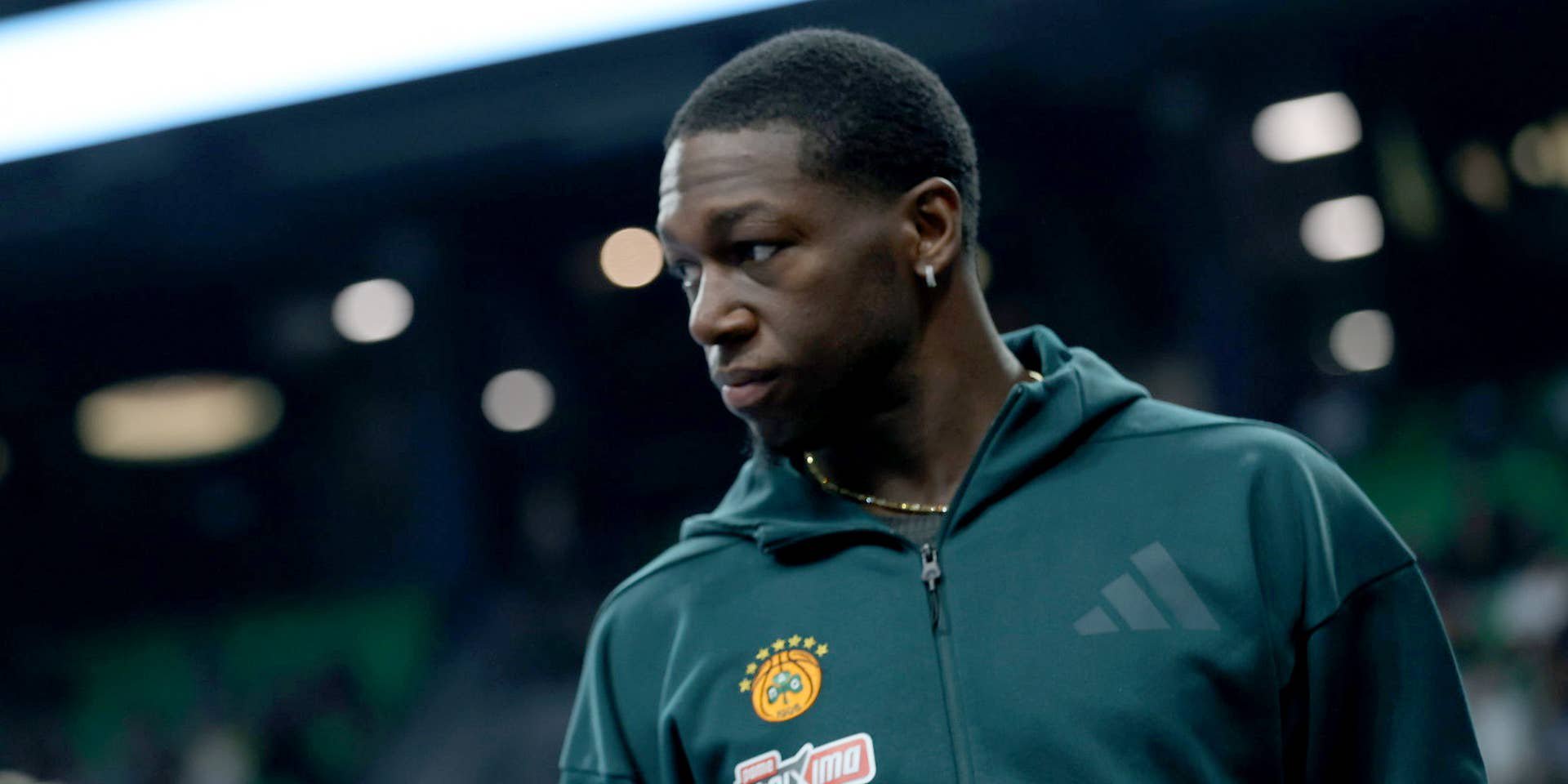 Basketball-Profi Kendrick Nunn von Panathinaikos Athen blickt im grünen Trainingsanzug ernst zur Seite.