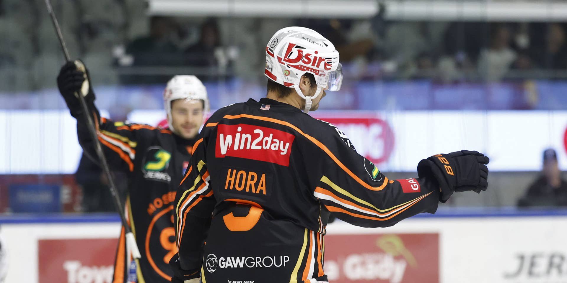 Eishockeyspieler Frank Hora jubelt im dunklen Moser-Medical-Trikot der Graz99ers von hinten auf dem Eis.