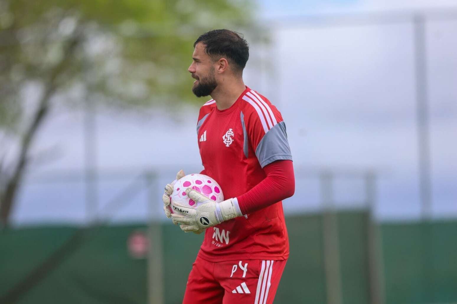 Matheus Cunha não aproveitou a chance como titular do Internacional –