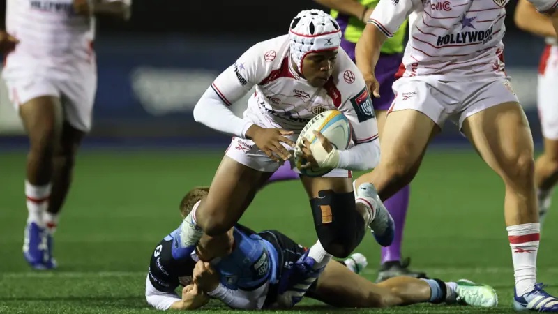 Zekhethelo Siyaya of Hollywoodbets Sharks takes on Cam Winnett of Cardiff