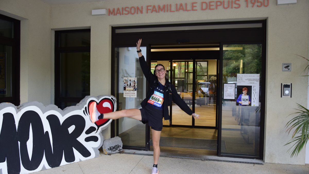 Charlie, 23 ans (ici quittant son logement quelques instants avant la course), fait partie de l’équipe montée par Ensemble2générations pour courir l’édition 2026 de Marseille-Cassis.