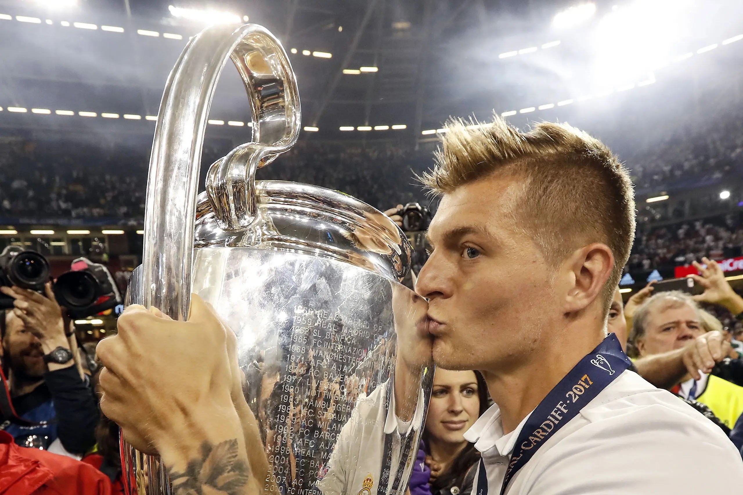 Toni Kroos kissing the Champions League trophy.