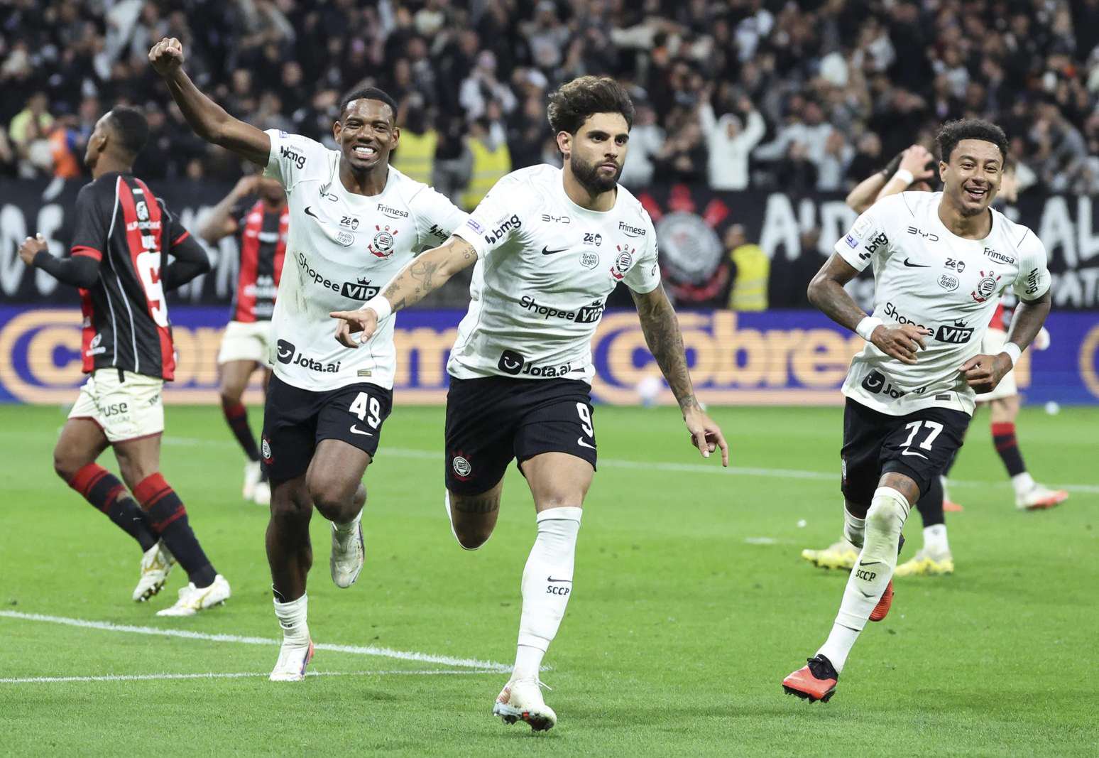 Yuri Alberto comemora gol pelo Corinthians contra o Vitória 