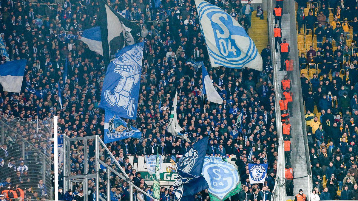 Schalke-Fans während eines Auswärtsspiels in Dresden.