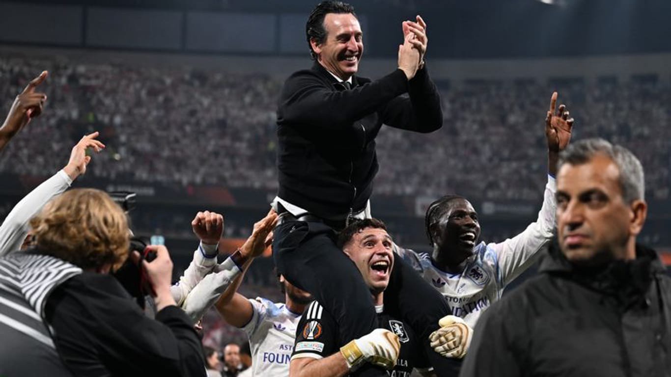 Mai 2026: Aston Villas Trainer Unai Emery wird von Torwart Emiliano Martínez auf den Schultern getragen.