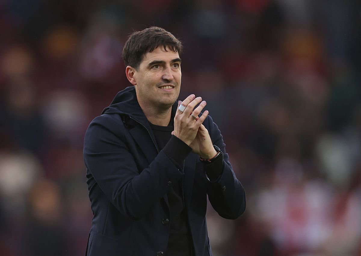 BRENTFORD, ENGLAND - OCTOBER 17: Andoni Iraola manager / head coach of Liverpool applauds after the Premier League 2026/27 match between Brentford and Liverpool FC at Gtech Community Stadium on October 17, 2026 in Brentford, England. (Photo by Catherine Ivill - AMA/Getty Images)