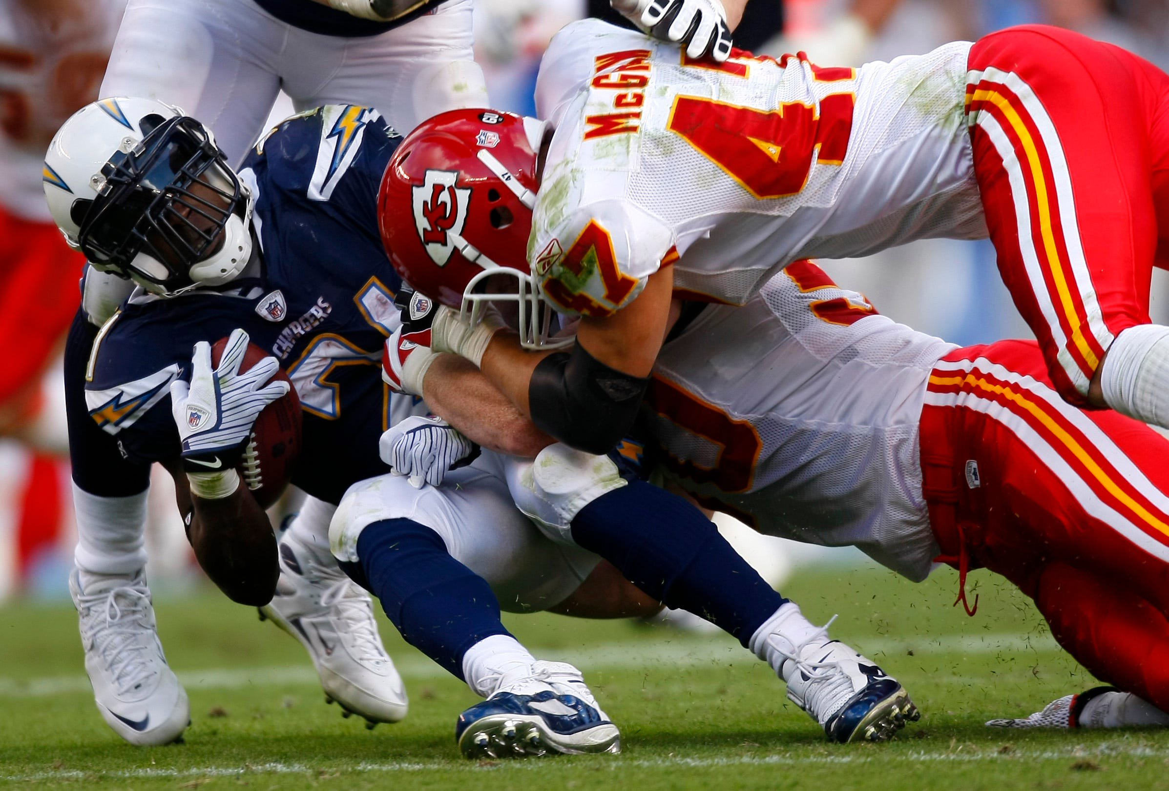 San Diego Chargers running back LaDainian Tomlinson is tackled by Kansas City Chiefs safety Jon McGraw and linebacker Rocky Boiman during their NFL football game in San Diego, California November 9, 2008.   REUTERS/Mike Blake   (UNITED STATES)