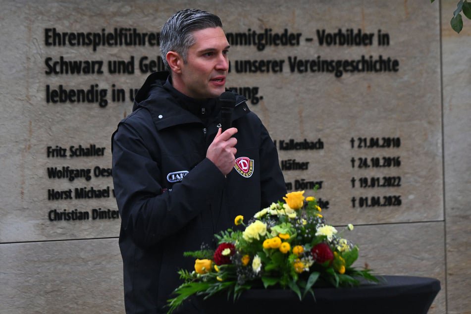 Dynamos Geschäftsführer Stephan Zimmermann (39) richtete seinen Dank an all diejenigen, die beim Bau des Denkmals mitgeholfen haben.