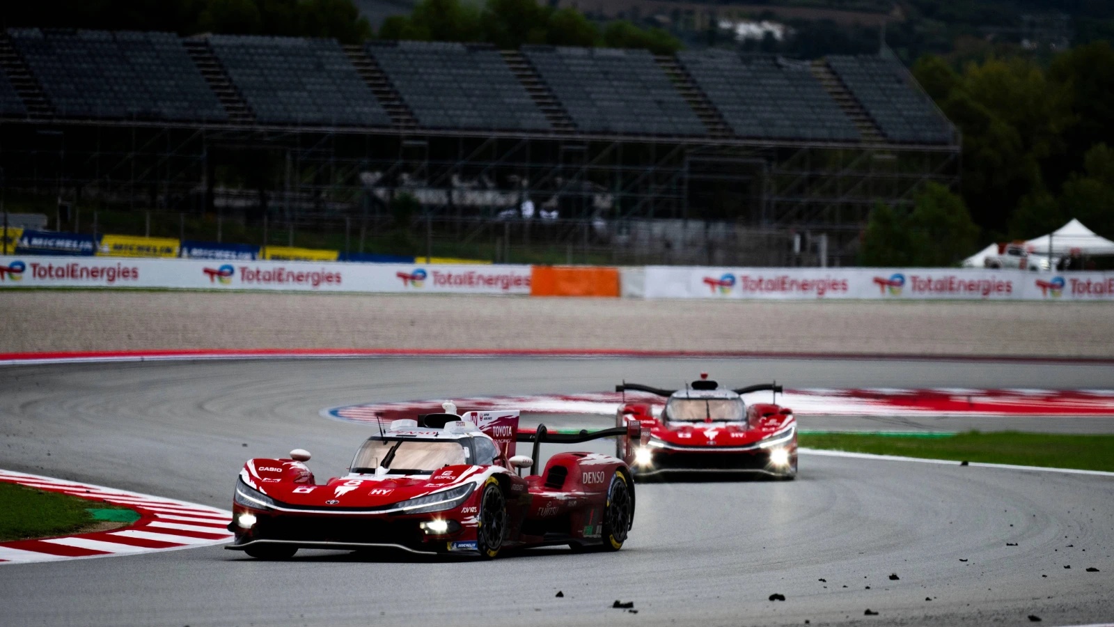 08 BUEMI Sébastien (swi), HARTLEY Brendon (nzl), HIRAKAWA Ryo (jpn), Toyota Racing, Toyota TR010 Hybrid #08, Hypercar, action, 07 CONWAY Mike (gbr), KOBAYASHI Kamui (jpn), DE VRIES Nyck (nld), Toyota Racing, Toyota TR010 Hybrid #07, Hypercar, action during the 6 Hours of Barcelona 2026, 7th round of the 2026 FIA World Endurance Championship, from October 16 to 18, 2026 on the Circuit de Barcelona-Catalunya in Montmelo, Spain - Photo Fabrizio Boldoni / DPPI