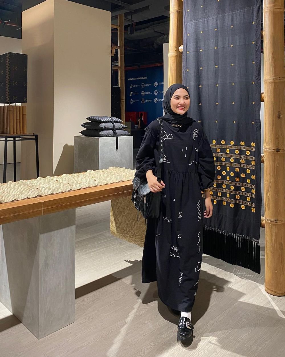 9 Padu Padan Outfit Hitam ala Intan Ghazella, Tetap Girly!