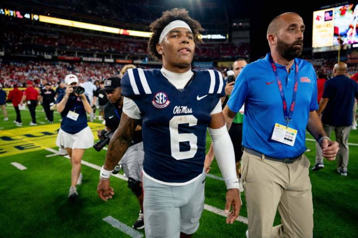September 6, 2026, Nashville, Tennessee, USA: Mississippi quarterback Trinidad Chambliss 6 heads off the field after his win over Louisville at Nissan Stadium. Nashville USA – ZUMAh237 20260906_zsp_h237_058 Copyright: xCamdenxHallx
