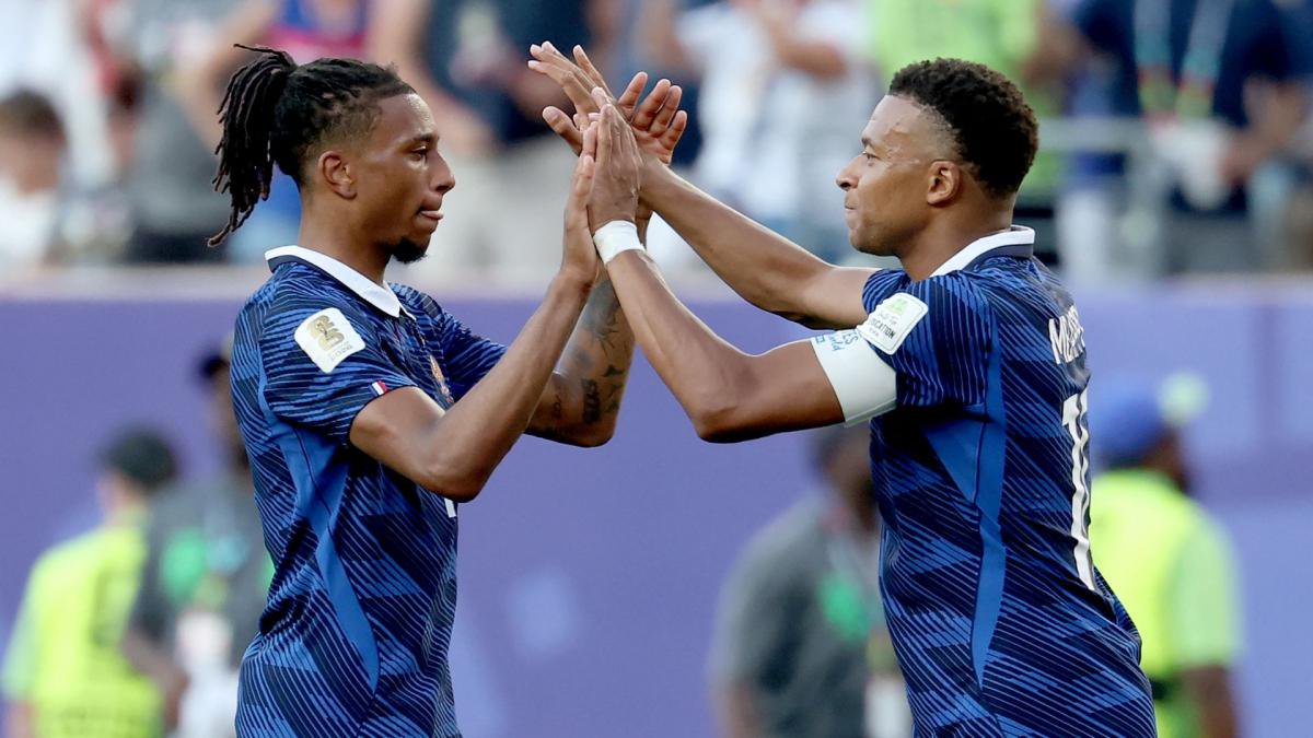 Michael Olise und Kylian Mbappé klatschen sich ab