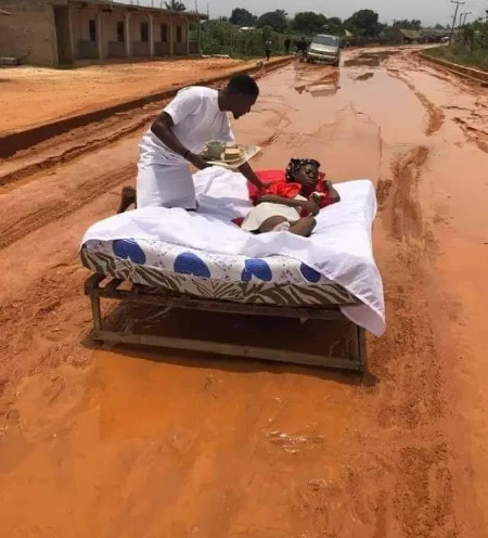 Newlywed couple enjoy their honeymoon in the middle of a muddy road (photos)