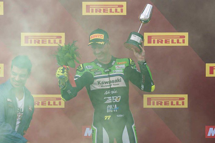 Dominique Aegerter feiert in Jerez den zweiten Platz im letzten Rennen der Supersport-WM-Saison. Für den Berner ist es der erste Podestplatz des Jahres.