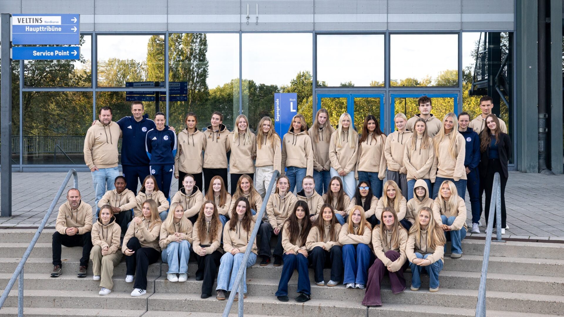 Nachwuchsteam von Lingby BK vor der VELTINS-Arena