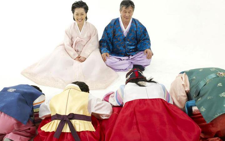Prostrating in Korea culture [Korea.net]