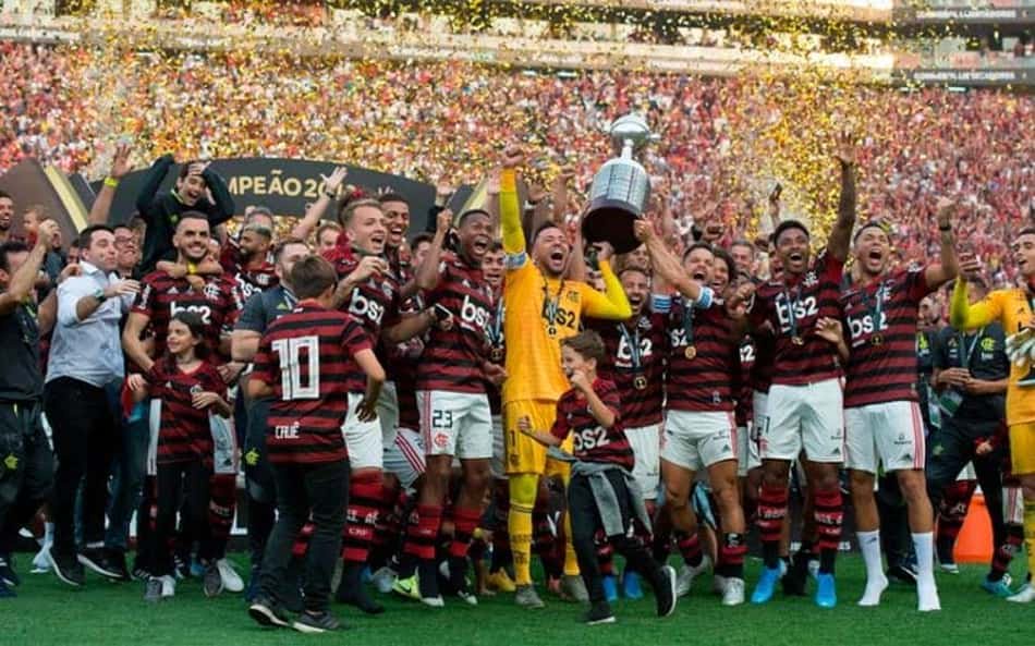 Jogadores do Flamengo com a taça da Libertadores