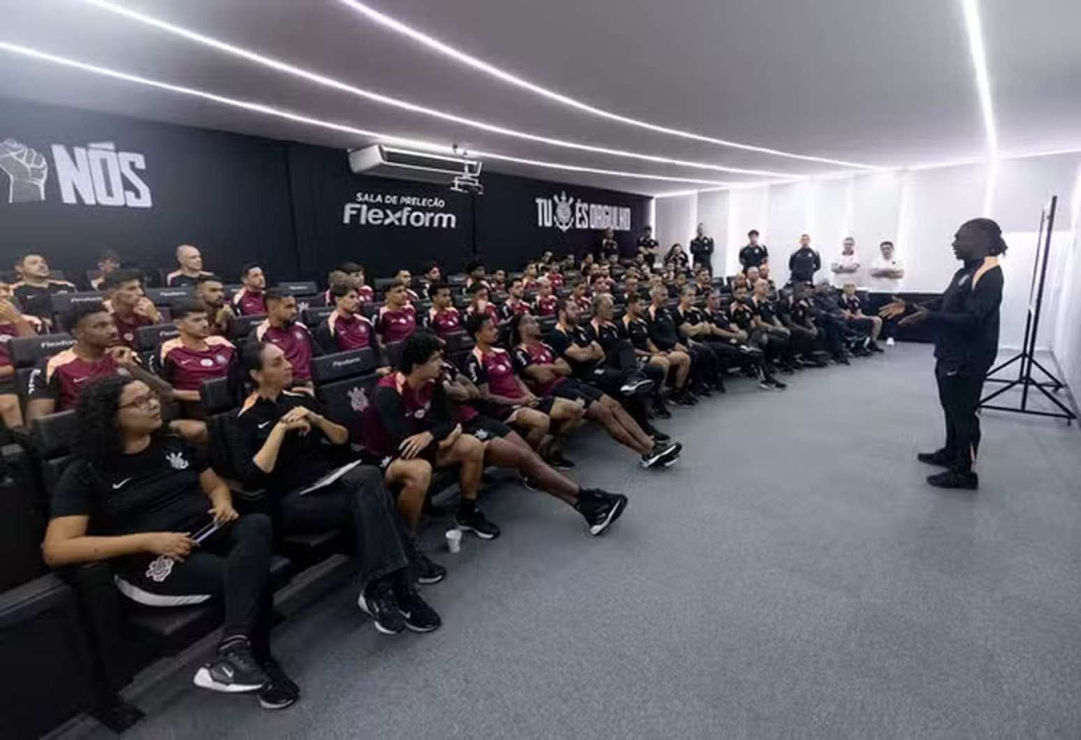 Seedorf em reunião de apresentação com jogadores e funcionários do Corinthians –