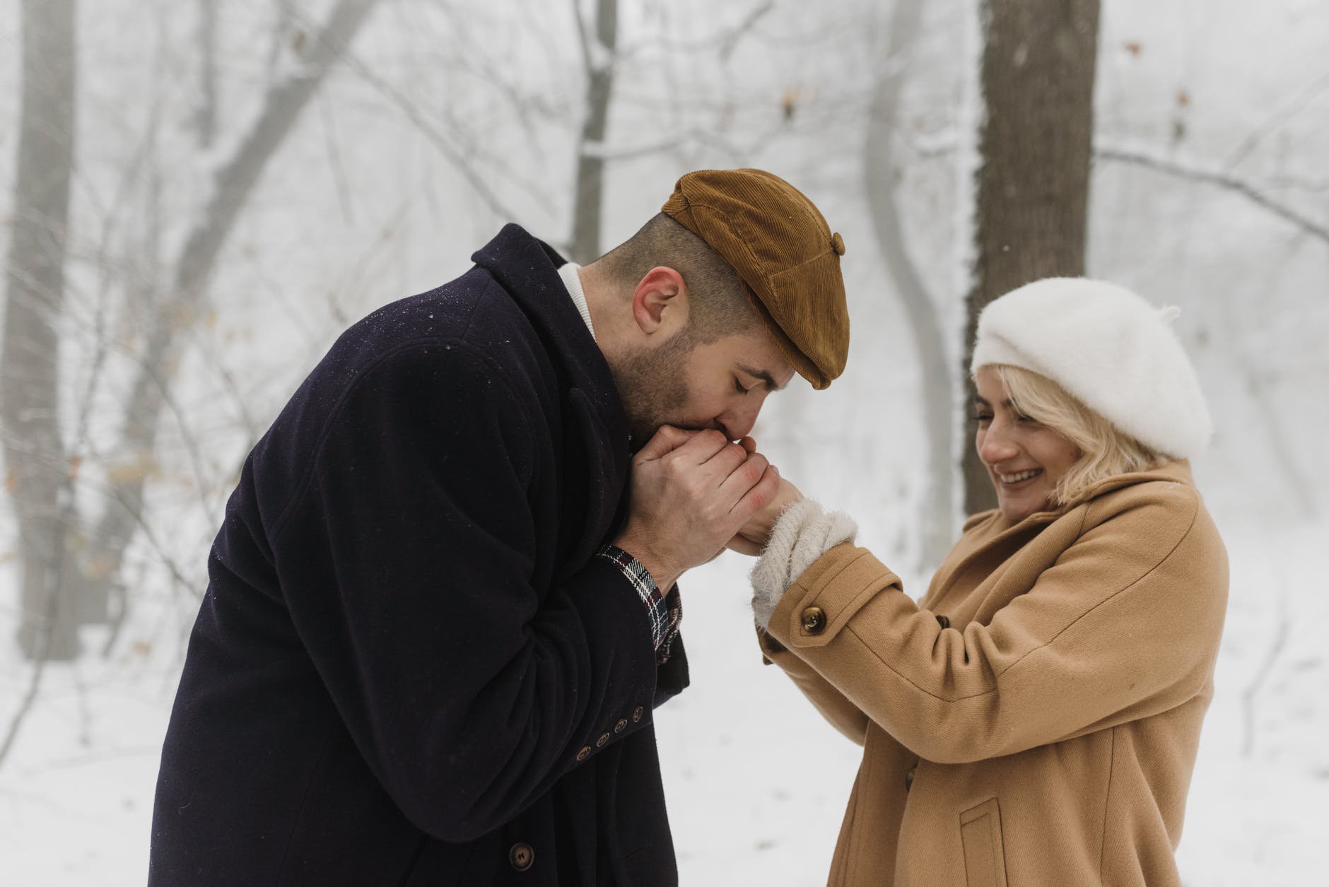 6 Titik Sensitif Perempuan yang Paling Peka Saat Dicium