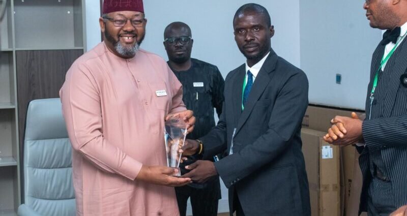 Mr Ismaeel Ahmed, Chairman and Chief Executive Officer of the Presidential Initiative on Compressed Natural Gas and Electric Vehicles (Pi-CNG/EV), receiving and award from the CNG Users Forum led by its Coordinator, Mr Felix Uzogara.