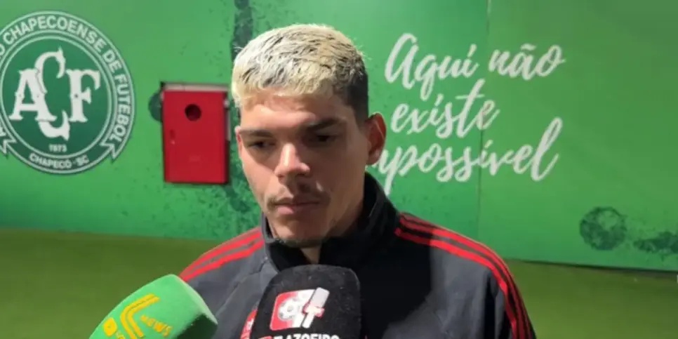 Ayrton Lucas permanecerá no Flamengo (Reprodução: Youtube)