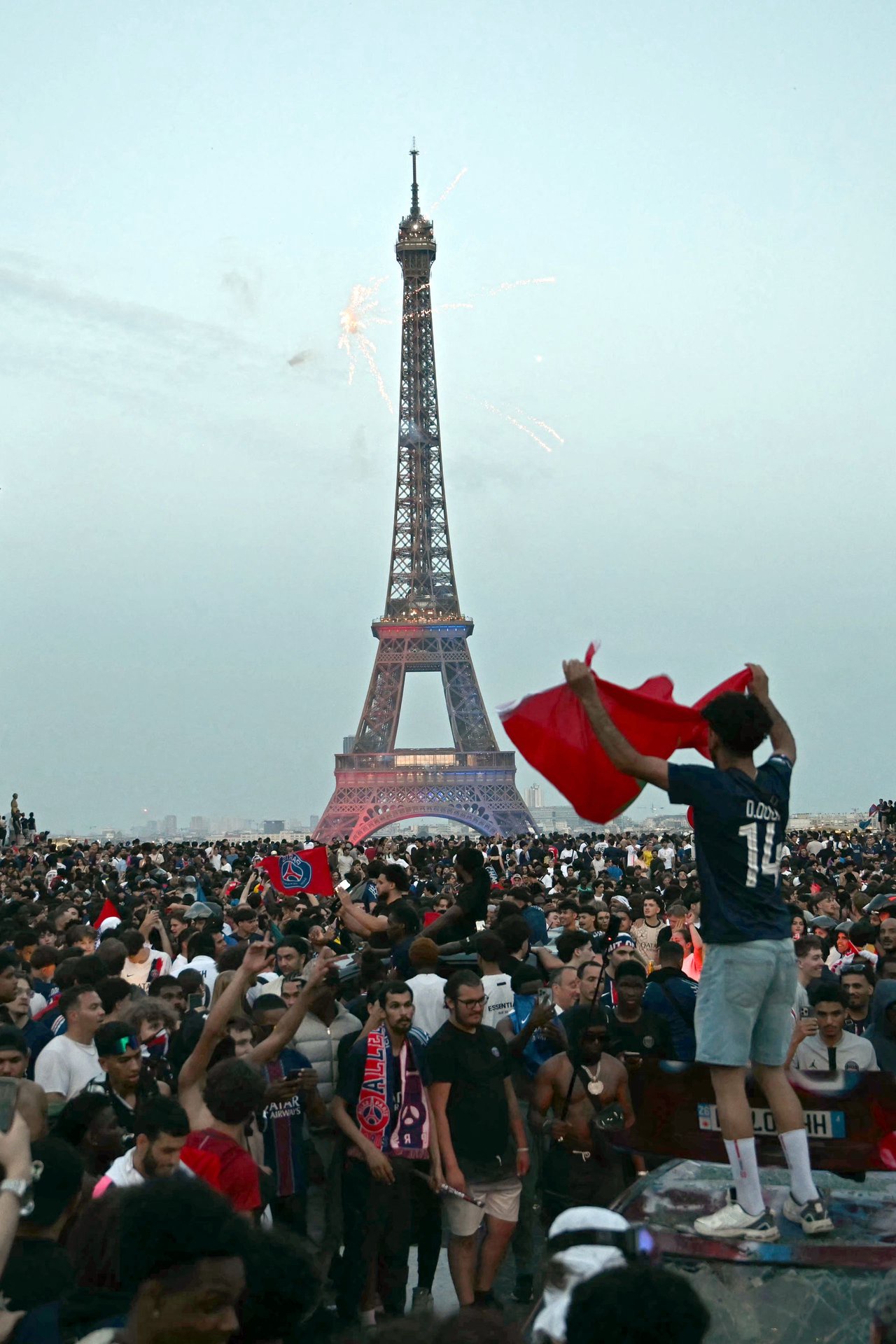 Les supporters du PSG sur la Place du Trocadero à Paris