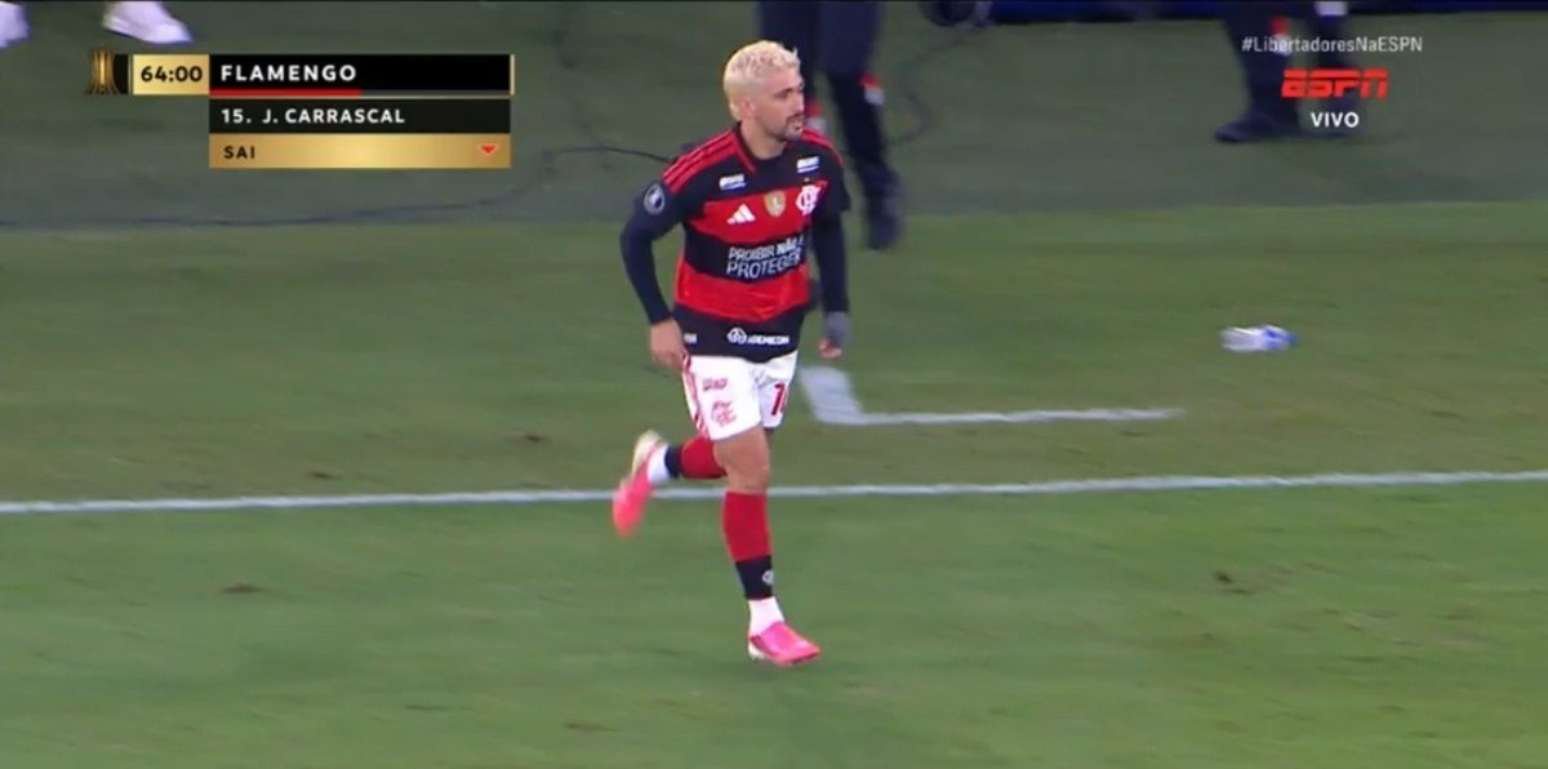 Arrascaesta volta a atuar pelo Flamengo após quase um mês afastado por uma cirurgia no punho