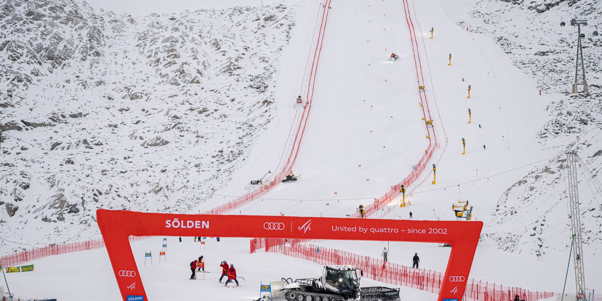 Pistenraupen und Helfer bereiten die Rennstrecke für das Weltcup-Skirennen in Sölden vor.