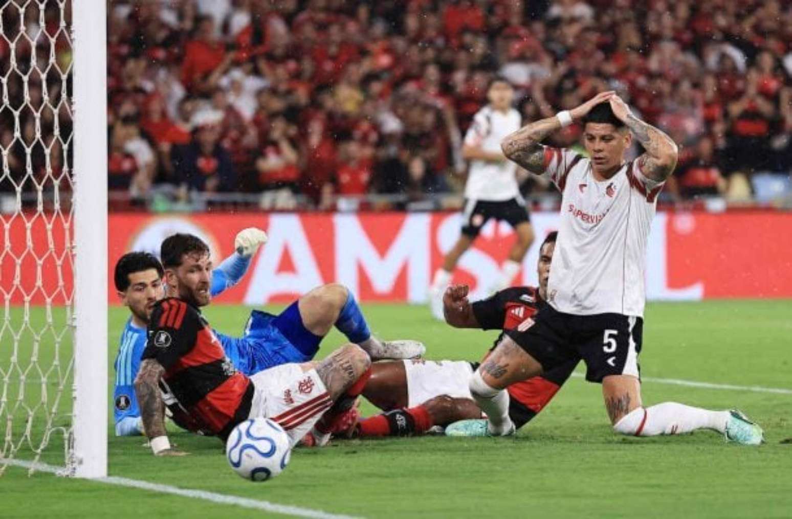 Rojo chegou ao Estudiantes para repor desfalques pesados na zaga –