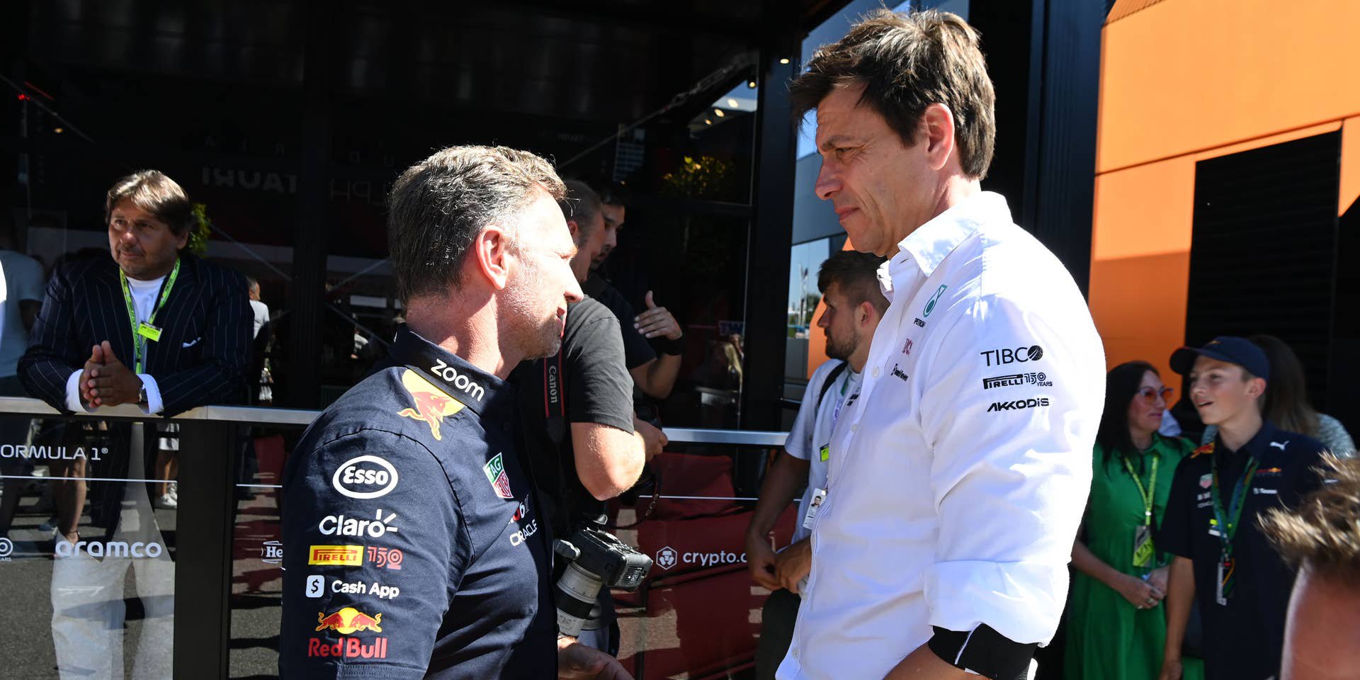 Zwei Männer unterhalten sich im Fahrerlager beim Formel-1-Rennen in Monza.