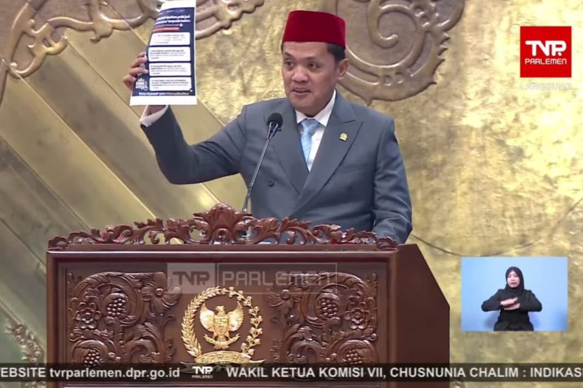 Ketua Komisi III DPR Habiburokhman saat membacakan laporan Komisi III dalam rapat paripurna ke-8 Masa Persidangan II Tahun Sidang 2025-2026, pada Selasa (18/11/2025).