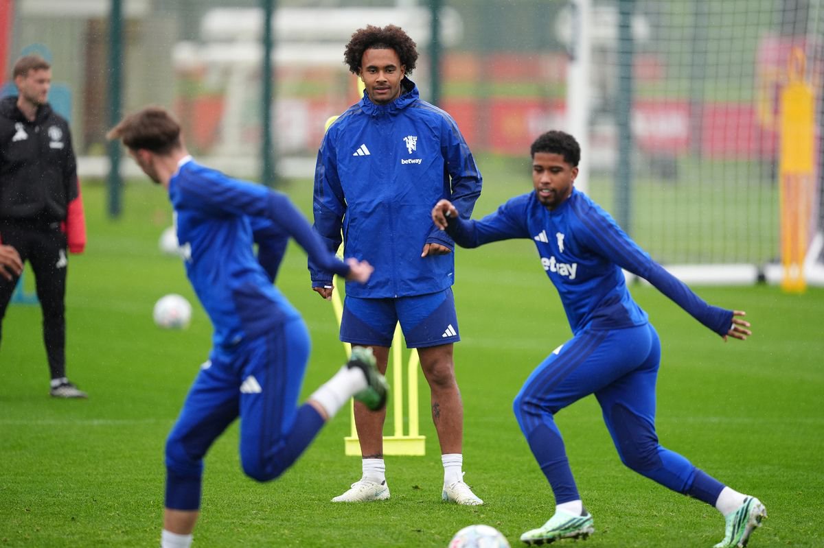 Manchester United's Joshua Zirkzee (centre) during a training session at Carrington Training Centre, Manchester.