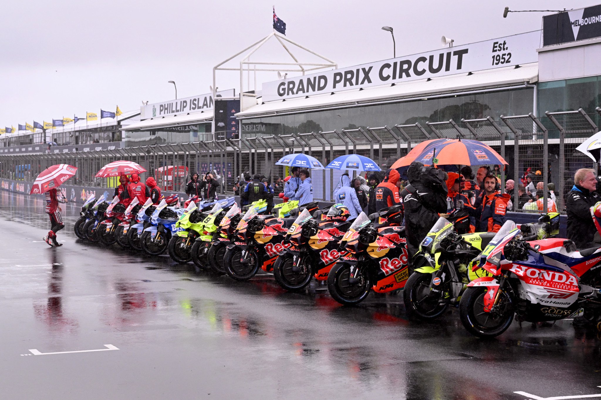 Motos MotoGP alignées sous la pluie sur le circuit de Phillip Island lors du dernier Grand Prix d’Australie annulé en raison des mauvaises conditions météorologiques.