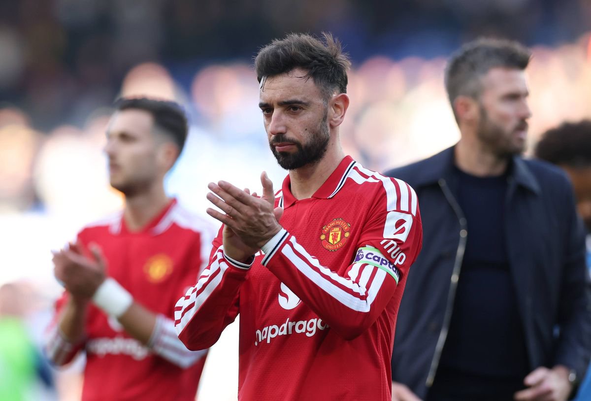 Bruno Fernandes applauding after a Manchester United match