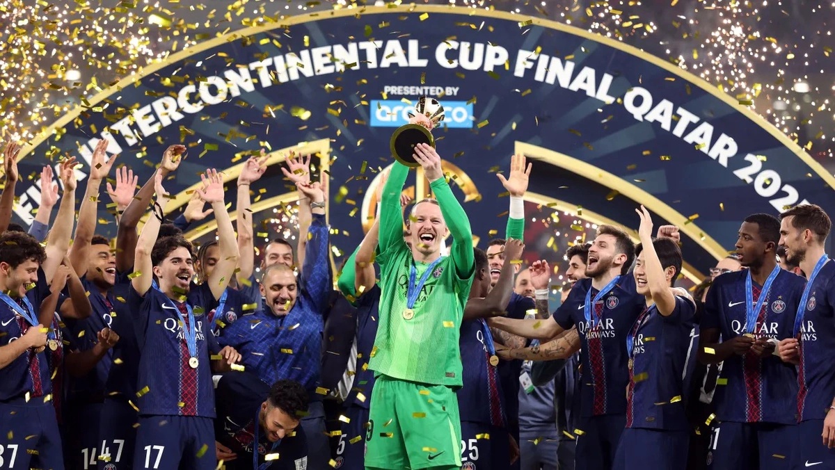 Goleiro russo Safonov levanta o troféu da Copa Intercontinental de 2025