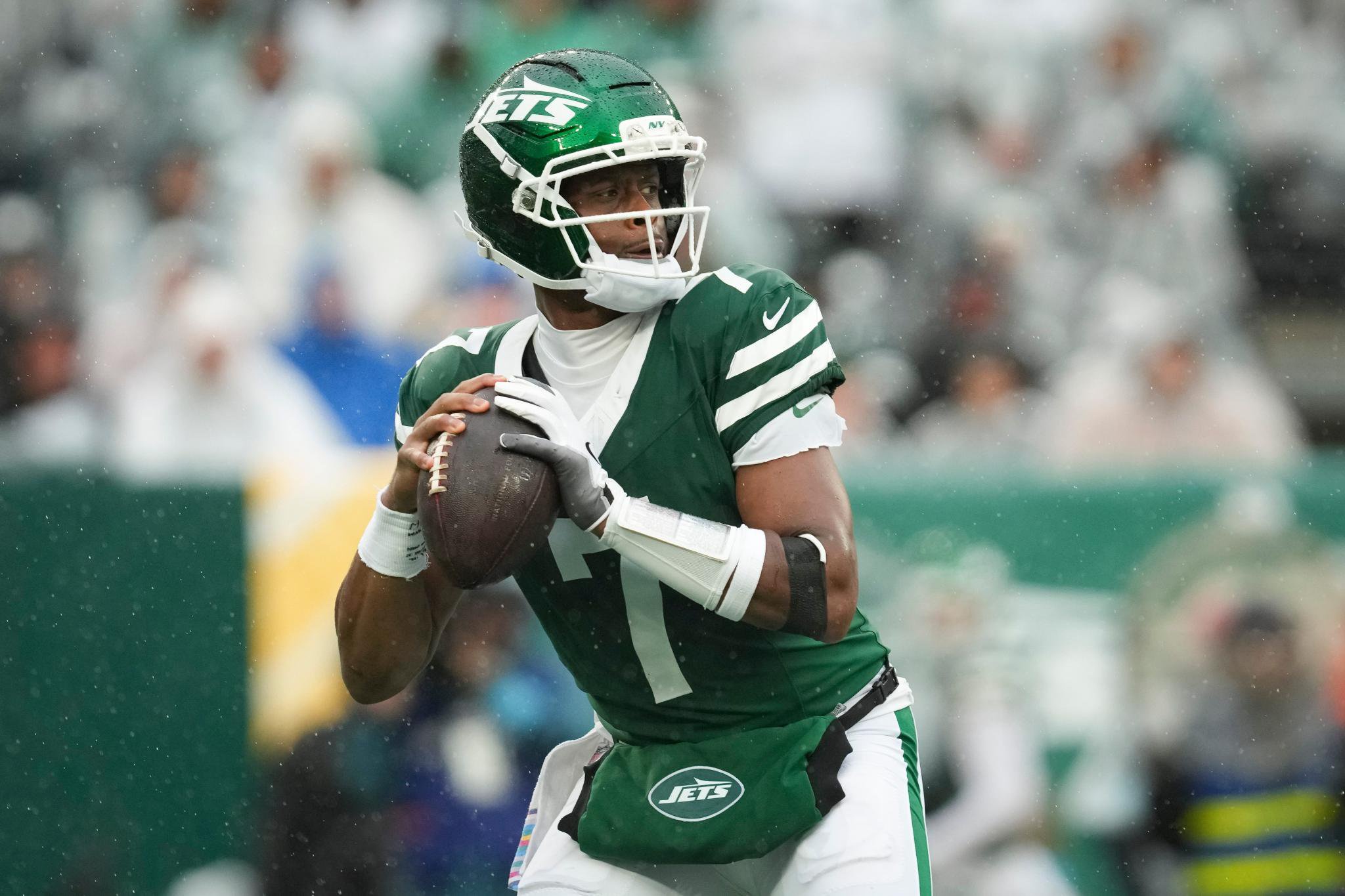 New York Jets quarterback Geno Smith prepares to throw a pass during a game against the Cleveland Browns.