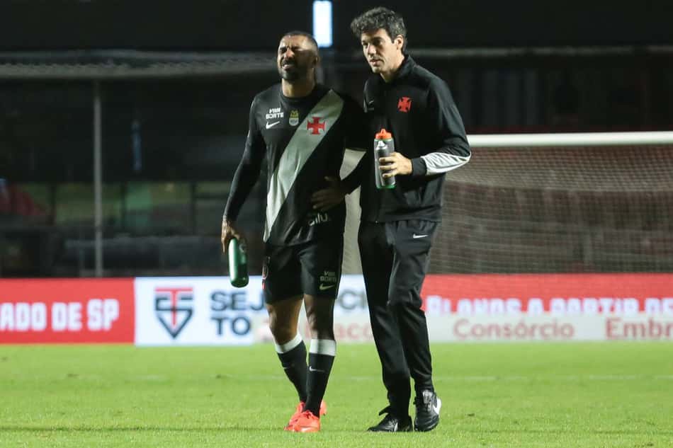 Paulo Henrique deixa jogo contra o São Paulo sentindo dores e preocupa o Vasco
