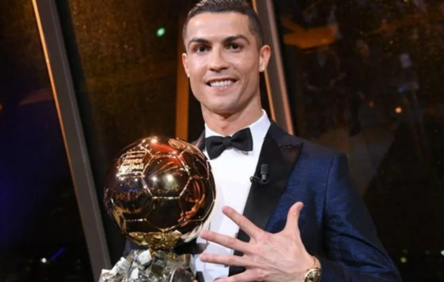 Cristiano Ronaldo lidera votação popular para o prêmio de maior Bola de Ouro de todos os tempos