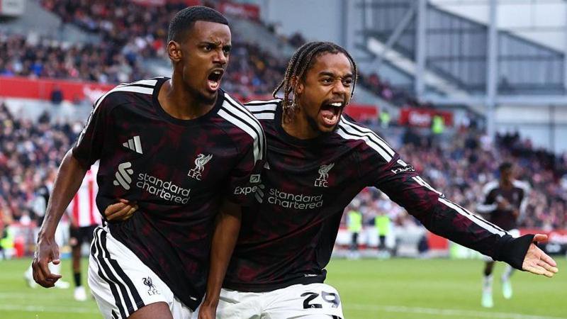 Alexander Isak celebrates with Bradley Barcola after scoring for Liverpool at Brentford